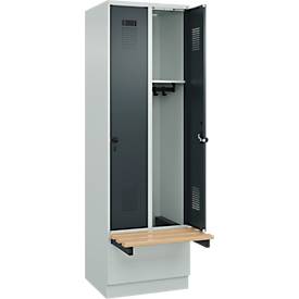 Kleiderspind C+P Evolo Plus, 2 Abteile à 300 mm Breite, Sockel, schwebende Sitzbank, B 600 x T 815 x H 1950 mm, Drehriegel, lichtgrau/anthrazitgrau