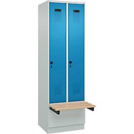 Kleiderspind C+P Evolo Plus, 2 Abteile à 300 mm Breite, Sockel, schwebende Sitzbank, B 600 x T 815 x H 1950 mm, Drehriegel, lichtgrau/lichtblau