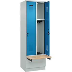 Kleiderspind C+P Evolo Plus, 2 Abteile à 300 mm Breite, Sockel, schwebende Sitzbank, B 600 x T 815 x H 1950 mm, Drehriegel, lichtgrau/lichtblau