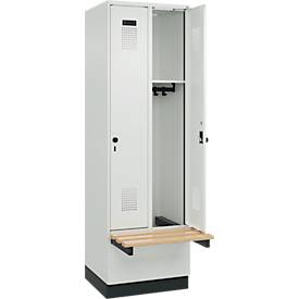 Kleiderspind C+P Evolo Plus, 2 Abteile à 300 mm Breite, Sockel, schwebende Sitzbank, B 600 x T 815 x H 1950 mm, Drehriegel, lichtgrau/lichtgrau