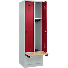 Kleiderspind C+P Evolo Plus, 2 Abteile à 300 mm Breite, Sockel, schwebende Sitzbank, B 600 x T 815 x H 1950 mm, Drehriegel, lichtgrau/rubinrot