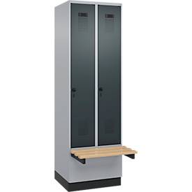 Kleiderspind C+P Evolo Plus, 2 Abteile à 300 mm Breite, Sockel, schwebende Sitzbank, B 600 x T 815 x H 1950 mm, Drehriegel, weißaluminium/anthrazitgrau
