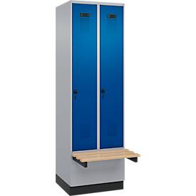 Kleiderspind C+P Evolo Plus, 2 Abteile à 300 mm Breite, Sockel, schwebende Sitzbank, B 600 x T 815 x H 1950 mm, Drehriegel, weißaluminium/enzianblau