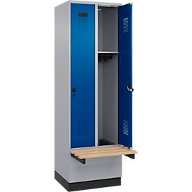 Kleiderspind C+P Evolo Plus, 2 Abteile à 300 mm Breite, Sockel, schwebende Sitzbank, B 600 x T 815 x H 1950 mm, Drehriegel, weißaluminium/enzianblau
