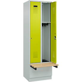 Kleiderspind C+P Evolo Plus, 2 Abteile à 300 mm Breite, Sockel, schwebende Sitzbank, B 600 x T 815 x H 1950 mm, Zylinder, lichtgrau/clowngrün