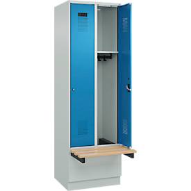 Kleiderspind C+P Evolo Plus, 2 Abteile à 300 mm Breite, Sockel, schwebende Sitzbank, B 600 x T 815 x H 1950 mm, Zylinder, lichtgrau/lichtblau