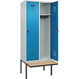 Kleiderspind C+P Evolo Plus, 2 Abteile à 400 mm Breite, schwebende Sitzbank, B 800 x T 815 x H 2120 mm, Drehriegel, lichtgrau/lichtblau