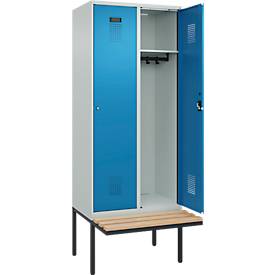 Kleiderspind C+P Evolo Plus, 2 Abteile à 400 mm Breite, schwebende Sitzbank, B 800 x T 815 x H 2120 mm, Zylinder, lichtgrau/lichtblau
