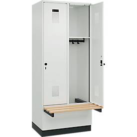 Kleiderspind C+P Evolo Plus, 2 Abteile à 400 mm Breite, Sockel, schwebende Sitzbank, B 800 x T 815 x H 1950 mm, Drehriegel, lichtgrau/lichtgrau