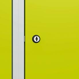 Kleiderspind C+P Evolo Plus, 2 Abteile mit je 300 mm Breite, Unterbau-Sitzbank, B 600 x T 815 x H 2120 mm, Zylinder, lichtgrau/clowngrün