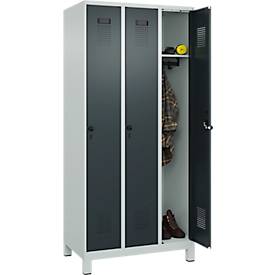 Kleiderspind C+P Evolo Plus, 3 Abteile, 300 mm Abteilbreite, mit Füßen, Drehriegel, B 900 x T 500 x H 1950 mm, lichtgrau/anthrazitgrau