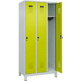 Kleiderspind C+P Evolo Plus, 3 Abteile, 300 mm Abteilbreite, mit Füßen, Drehriegel, B 900 x T 500 x H 1950 mm, lichtgrau/clowngrün