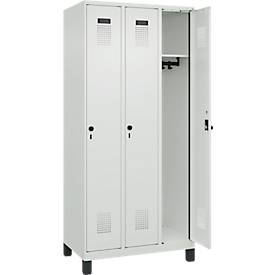 Kleiderspind C+P Evolo Plus, 3 Abteile, 300 mm Abteilbreite, mit Füßen, Drehriegel, B 900 x T 500 x H 1950 mm, lichtgrau/lichtgrau