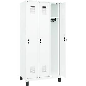 Kleiderspind C+P Evolo Plus, 3 Abteile, 300 mm Abteilbreite, mit Füßen, Drehriegel, B 900 x T 500 x H 1950 mm,verkehrsweiß/verkehrsweiß
