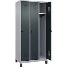 Kleiderspind C+P Evolo Plus, 3 Abteile, 300 mm Abteilbreite, mit Füßen, Drehriegel, B 900 x T 500 x H 1950 mm, weißaluminium/anthrazitgrau