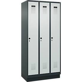 Kleiderspind C+P Evolo Plus, 3 Abteile, 300 mm Abteilbreite, mit Sockel, Anschlag rechts, B 900 x T 500 x H 1950 mm, Drehriegel, anthrazitgrau/lichtgrau