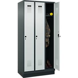 Kleiderspind C+P Evolo Plus, 3 Abteile, 300 mm Abteilbreite, mit Sockel, Anschlag rechts, B 900 x T 500 x H 1950 mm, Drehriegel, anthrazitgrau/lichtgrau