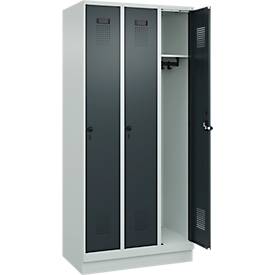 Kleiderspind C+P Evolo Plus, 3 Abteile, 300 mm Abteilbreite, mit Sockel, Anschlag rechts, B 900 x T 500 x H 1950 mm, Drehriegel, lichtgrau/anthrazitgrau