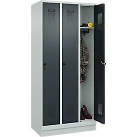 Kleiderspind C+P Evolo Plus, 3 Abteile, 300 mm Abteilbreite, mit Sockel, Anschlag rechts, B 900 x T 500 x H 1950 mm, Drehriegel, lichtgrau/anthrazitgrau