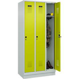 Kleiderspind C+P Evolo Plus, 3 Abteile, 300 mm Abteilbreite, mit Sockel, Anschlag rechts, B 900 x T 500 x H 1950 mm, Drehriegel, lichtgrau/clowngrün