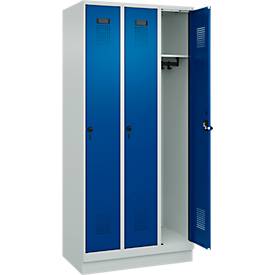 Kleiderspind C+P Evolo Plus, 3 Abteile, 300 mm Abteilbreite, mit Sockel, Anschlag rechts, B 900 x T 500 x H 1950 mm, Drehriegel, lichtgrau/enzianblau