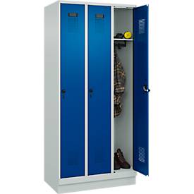 Kleiderspind C+P Evolo Plus, 3 Abteile, 300 mm Abteilbreite, mit Sockel, Anschlag rechts, B 900 x T 500 x H 1950 mm, Drehriegel, lichtgrau/enzianblau