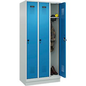 Kleiderspind C+P Evolo Plus, 3 Abteile, 300 mm Abteilbreite, mit Sockel, Anschlag rechts, B 900 x T 500 x H 1950 mm, Drehriegel, lichtgrau/lichtblau