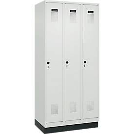 Kleiderspind C+P Evolo Plus, 3 Abteile, 300 mm Abteilbreite, mit Sockel, Anschlag rechts, B 900 x T 500 x H 1950 mm, Drehriegel, lichtgrau/lichtgrau