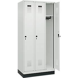 Kleiderspind C+P Evolo Plus, 3 Abteile, 300 mm Abteilbreite, mit Sockel, Anschlag rechts, B 900 x T 500 x H 1950 mm, Drehriegel, lichtgrau/lichtgrau