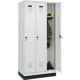 Kleiderspind C+P Evolo Plus, 3 Abteile, 300 mm Abteilbreite, mit Sockel, Anschlag rechts, B 900 x T 500 x H 1950 mm, Drehriegel, lichtgrau/lichtgrau