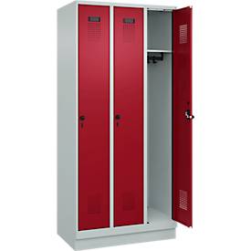 Kleiderspind C+P Evolo Plus, 3 Abteile, 300 mm Abteilbreite, mit Sockel, Anschlag rechts, B 900 x T 500 x H 1950 mm, Drehriegel, lichtgrau/rubinrot