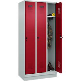 Kleiderspind C+P Evolo Plus, 3 Abteile, 300 mm Abteilbreite, mit Sockel, Anschlag rechts, B 900 x T 500 x H 1950 mm, Drehriegel, lichtgrau/rubinrot