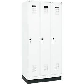 Kleiderspind C+P Evolo Plus, 3 Abteile, 300 mm Abteilbreite, mit Sockel, Anschlag rechts, B 900 x T 500 x H 1950 mm, Drehriegel, verkehrsweiß/verkehrsweiß