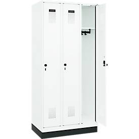 Kleiderspind C+P Evolo Plus, 3 Abteile, 300 mm Abteilbreite, mit Sockel, Anschlag rechts, B 900 x T 500 x H 1950 mm, Drehriegel, verkehrsweiß/verkehrsweiß