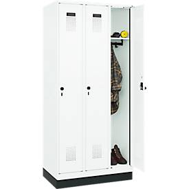 Kleiderspind C+P Evolo Plus, 3 Abteile, 300 mm Abteilbreite, mit Sockel, Anschlag rechts, B 900 x T 500 x H 1950 mm, Drehriegel, verkehrsweiß/verkehrsweiß