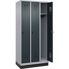 Kleiderspind C+P Evolo Plus, 3 Abteile, 300 mm Abteilbreite, mit Sockel, Anschlag rechts, B 900 x T 500 x H 1950 mm, Drehriegel, weißaluminium/anthrazitgrau