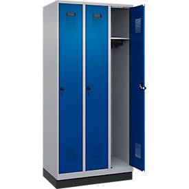Kleiderspind C+P Evolo Plus, 3 Abteile, 300 mm Abteilbreite, mit Sockel, Anschlag rechts, B 900 x T 500 x H 1950 mm, Drehriegel, weißaluminium/enzianblau