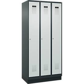 Kleiderspind C+P Evolo Plus, 3 Abteile, 300 mm Abteilbreite, mit Sockel, Anschlag rechts, B 900 x T 500 x H 1950 mm, Zylinder, anthrazitgrau/lichtgrau