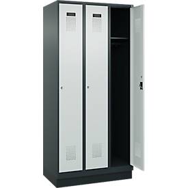 Kleiderspind C+P Evolo Plus, 3 Abteile, 300 mm Abteilbreite, mit Sockel, Anschlag rechts, B 900 x T 500 x H 1950 mm, Zylinder, anthrazitgrau/lichtgrau