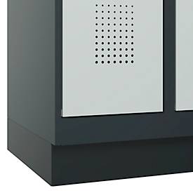 Kleiderspind C+P Evolo Plus, 3 Abteile, 300 mm Abteilbreite, mit Sockel, Anschlag rechts, B 900 x T 500 x H 1950 mm, Zylinder, anthrazitgrau/lichtgrau