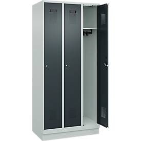 Kleiderspind C+P Evolo Plus, 3 Abteile, 300 mm Abteilbreite, mit Sockel, Anschlag rechts, B 900 x T 500 x H 1950 mm, Zylinder, lichtgrau/anthrazitgrau