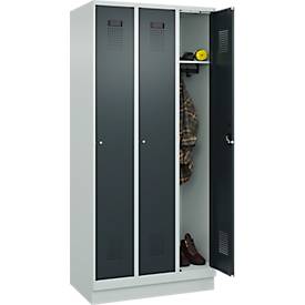 Kleiderspind C+P Evolo Plus, 3 Abteile, 300 mm Abteilbreite, mit Sockel, Anschlag rechts, B 900 x T 500 x H 1950 mm, Zylinder, lichtgrau/anthrazitgrau