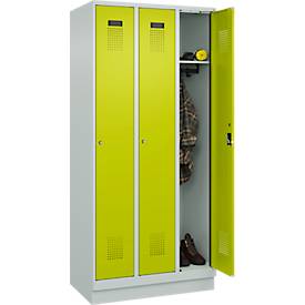 Kleiderspind C+P Evolo Plus, 3 Abteile, 300 mm Abteilbreite, mit Sockel, Anschlag rechts, B 900 x T 500 x H 1950 mm, Zylinder, lichtgrau/clowngrün
