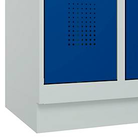 Kleiderspind C+P Evolo Plus, 3 Abteile, 300 mm Abteilbreite, mit Sockel, Anschlag rechts, B 900 x T 500 x H 1950 mm, Zylinder, lichtgrau/enzianblau