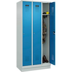 Kleiderspind C+P Evolo Plus, 3 Abteile, 300 mm Abteilbreite, mit Sockel, Anschlag rechts, B 900 x T 500 x H 1950 mm, Zylinder, lichtgrau/lichtblau