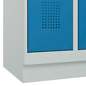 Kleiderspind C+P Evolo Plus, 3 Abteile, 300 mm Abteilbreite, mit Sockel, Anschlag rechts, B 900 x T 500 x H 1950 mm, Zylinder, lichtgrau/lichtblau