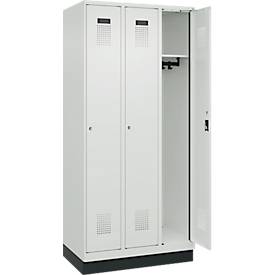 Kleiderspind C+P Evolo Plus, 3 Abteile, 300 mm Abteilbreite, mit Sockel, Anschlag rechts, B 900 x T 500 x H 1950 mm, Zylinder, lichtgrau/lichtgrau