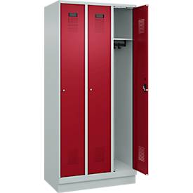 Kleiderspind C+P Evolo Plus, 3 Abteile, 300 mm Abteilbreite, mit Sockel, Anschlag rechts, B 900 x T 500 x H 1950 mm, Zylinder, lichtgrau/rubinrot