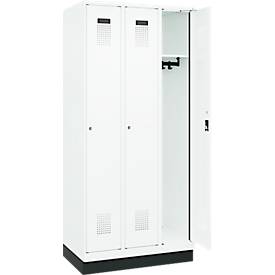 Kleiderspind C+P Evolo Plus, 3 Abteile, 300 mm Abteilbreite, mit Sockel, Anschlag rechts, B 900 x T 500 x H 1950 mm, Zylinder, verkehrsweiß/verkehrsweiß