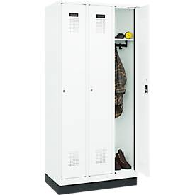 Kleiderspind C+P Evolo Plus, 3 Abteile, 300 mm Abteilbreite, mit Sockel, Anschlag rechts, B 900 x T 500 x H 1950 mm, Zylinder, verkehrsweiß/verkehrsweiß